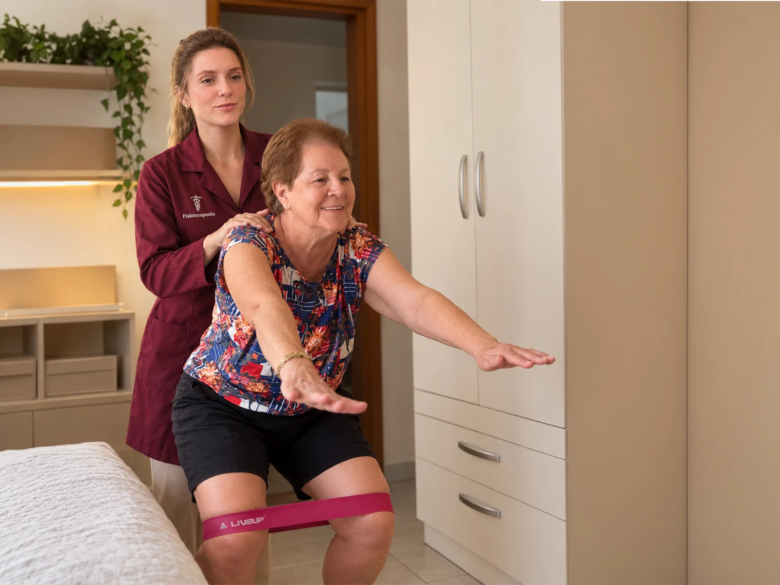 Fisioterapeuta realizando atendimento domiciliar em Curitiba